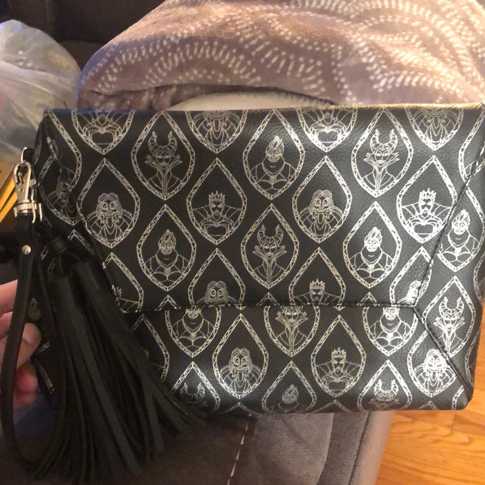 Oversized villain clutch